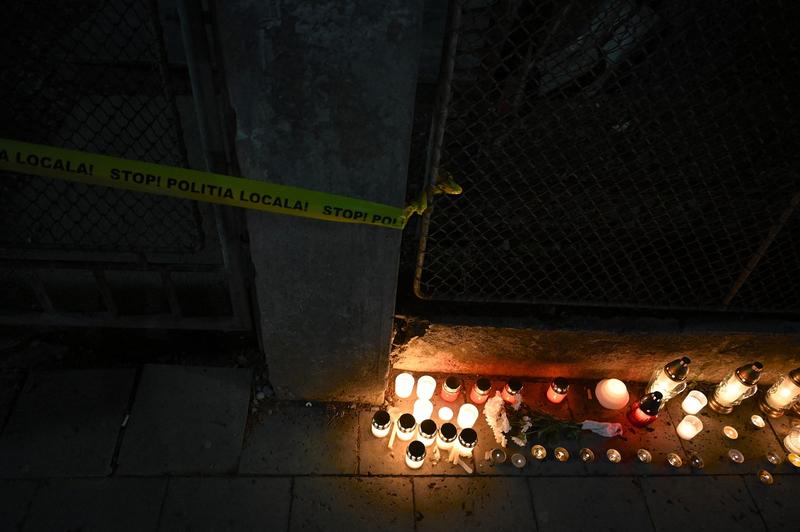 Lumânări aprinse lângă internatul care s-a prăbușit în Odorheiu Secuiesc, Foto: Alex Nicodim / AFP / Profimedia