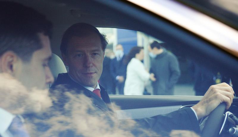 Denis Manturov, ministrul rus al industriei si comertului, la volanul unei masini, Foto: Vitaly Nevar / TASS / Profimedia Images