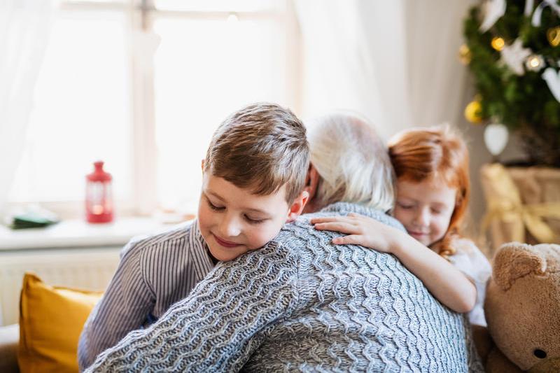 Unii copii se simt confortabil cu îmbrățișările, alții mai puțin., Foto: Shutterstock