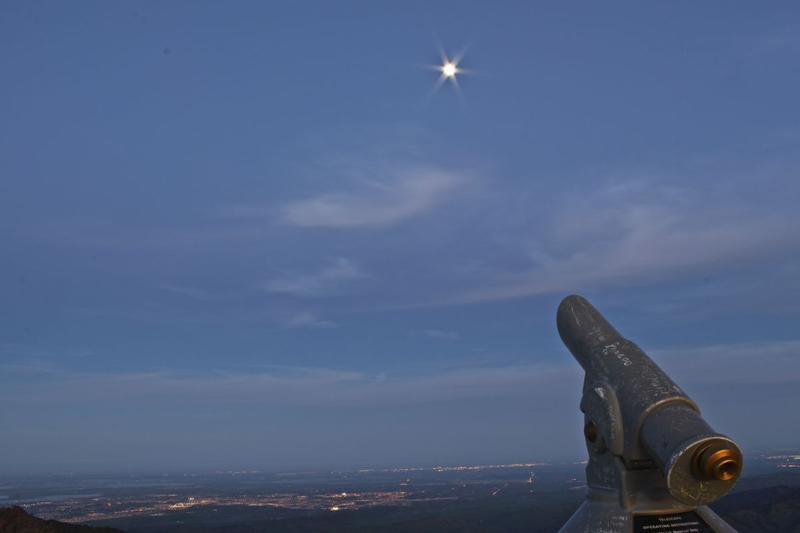 Privind cerul prin telescop, Foto: Galenbradford, Dreamstime.com