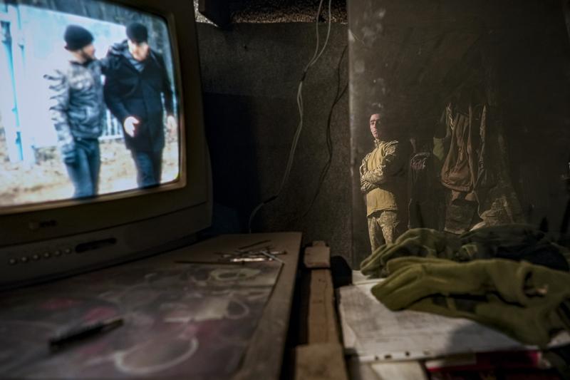 Soldat uitandu-se la un serial TV, Foto: Vadim Ghirda / AP - The Associated Press / Profimedia