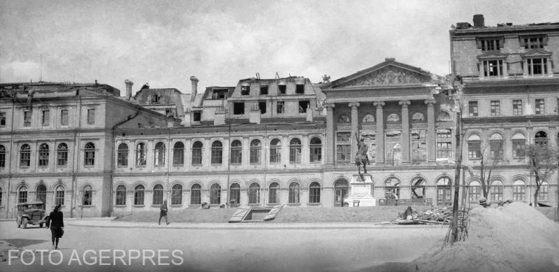 Cladirea Universitatii din Bucuresti, dupa bombardamentul german din 23 august 1944., Foto: Agerpres