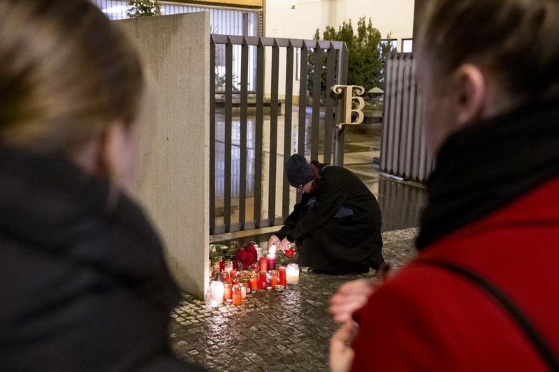 Lumea aprinde lumânări la Universitatea Carolină din Praga după ce un tânăr a ucis 14 oameni, Foto: Deml Ondřej / ČTK / Profimedia