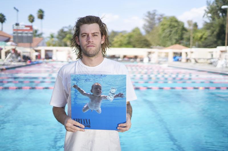 Spencer Elden cu un exemplar al albumului „Nevermind”, Foto: John Chapple / Splash / Profimedia Images