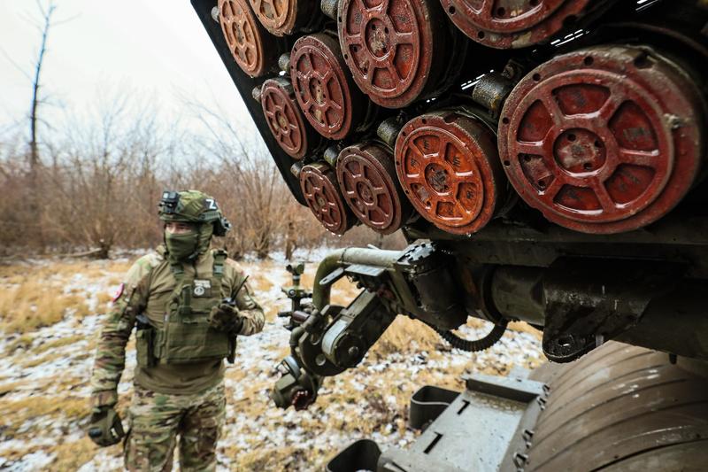 Un militar rus lângă un lansator multiplu de rachete Grad în timp ce executa o misiune de luptă în direcția Donețk, Foto: Dmitri Yagodkin / TASS / Profimedia