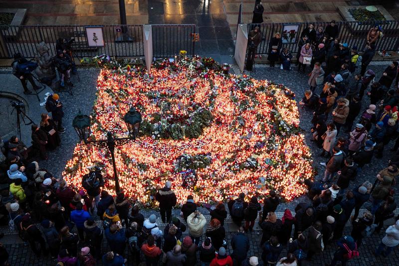 Oamenii au depus flori și au aprins lumânări în fața Universității Carolină din Praga, unde un student a comis un atac armat, Foto: AA/ABACA / Abaca Press / Profimedia