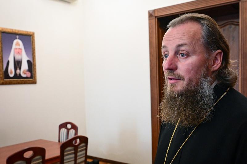 Episcopul Ioan de Soroca, vicar al Mitropoliei Moldovei, are o fotografie pe un perete ce îl înfățișează pe Patriarhul Rusiei, Kirill, Foto: Daniel MIHAILESCU / AFP / Profimedia