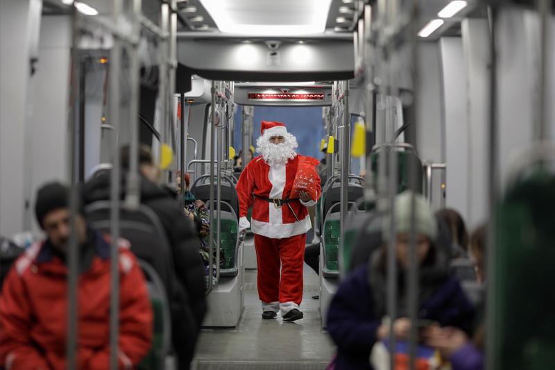 Moș Crăciun, în tramvai, Foto: INQUAM Photos / Octav Ganea