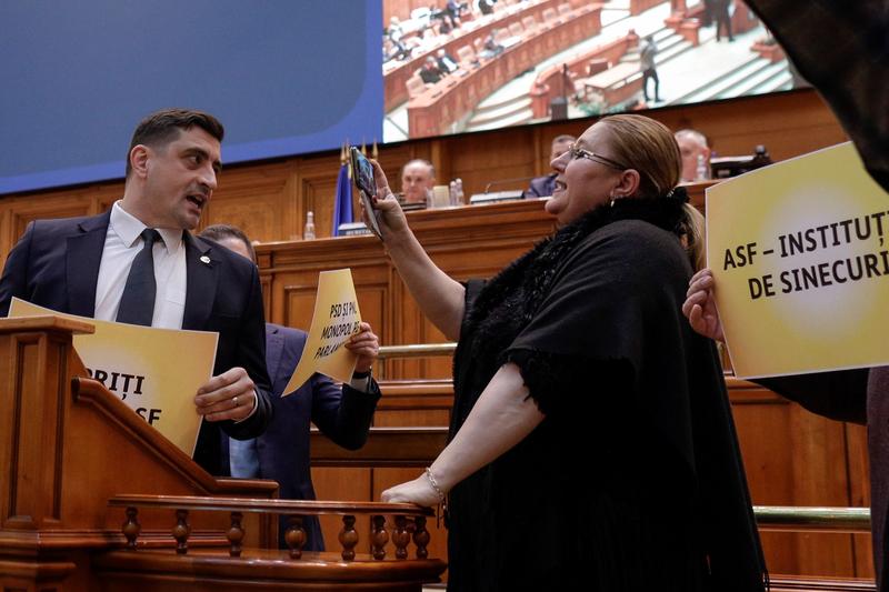 Diana Șoșoacă și George Simion, în Parlament, Foto: INQUAM Photos / Octav Ganea