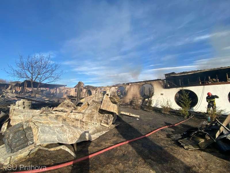 Ferma Dacilor după incendiu, Foto: ISU Prahova via Agerpres