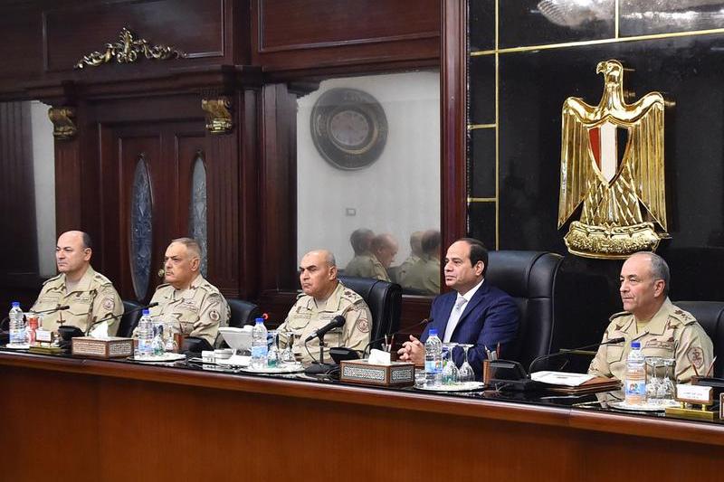 Presedintele egiptean Abdel Fattah el-Sisi alaturi de comandanti militari ai tarii sale, Foto: Ahmed Fouad / Associated Press / Profimedia Images