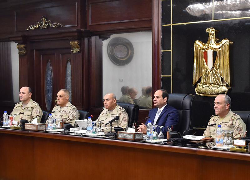 Presedintele egiptean Abdel Fattah el-Sisi alaturi de comandanti militari ai tarii sale, Foto: Ahmed Fouad / Associated Press / Profimedia Images