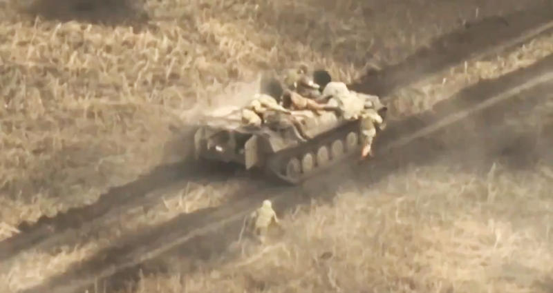 Soldatii rusi au incercat sa isi gaseasca salvarea in blindatul camarazilor lor, Foto: Captura video - Defense of Ukraine