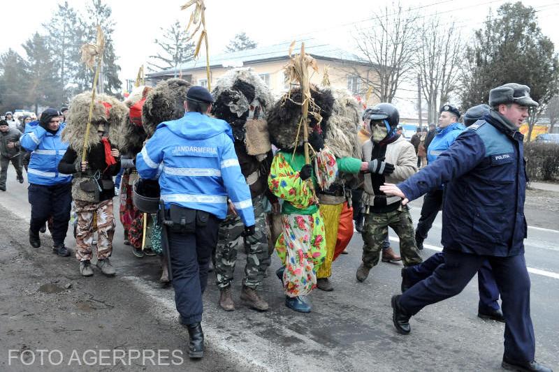 Cetele de mascați de la Ruginoasa (Iași), împiedicate de jandarmi să se lupte între ele, în cadrul tradiționalei bătăi de Anul Nou, Foto: Agerpres