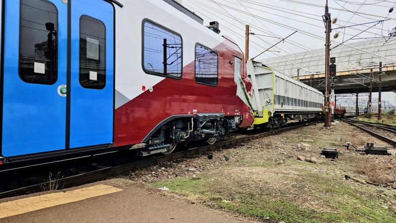 Trenul Alstom integrat intr-un marfar, Foto: Vlad Barza / HotNews.ro