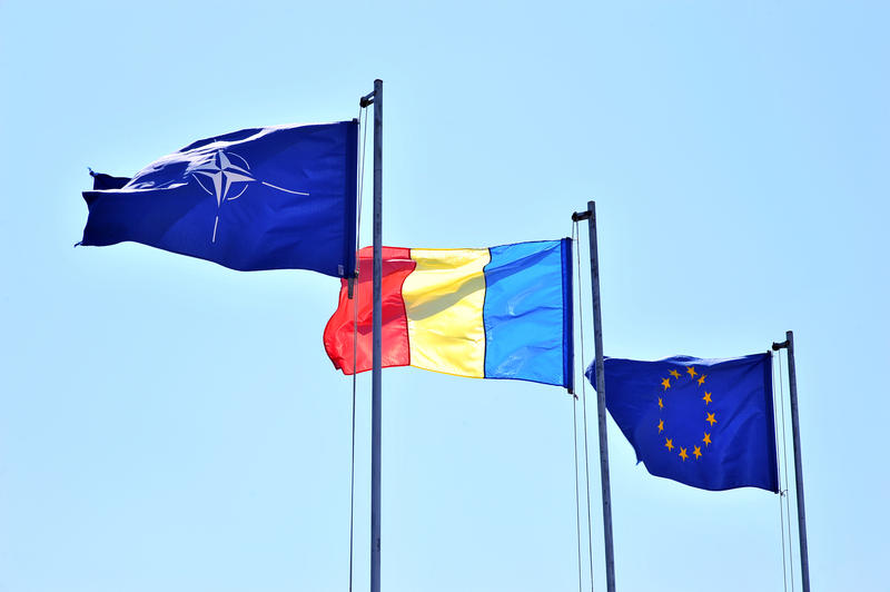Steagurile NATO, României și UE, Foto: Fotografescu | Dreamstime.com