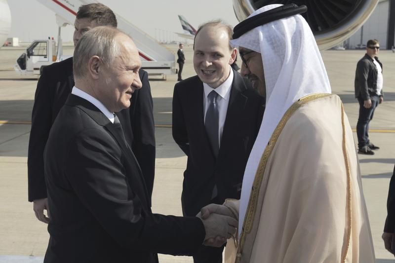 Vladimir Putin la sosirea in Emiratele Arabe Unite, Foto: Andrei Gordeyev / Associated Press / Profimedia Images