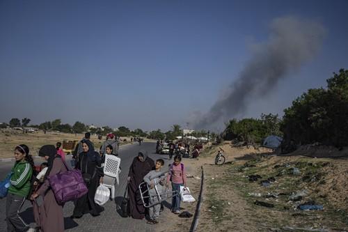 Oamenii pleaca din calea razboiului, Foto: Fatima Shbair / AP / Profimedia