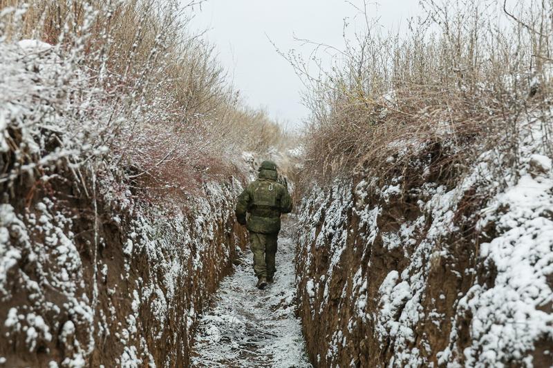 Soldat rus în tranșee în regiunea Zaporojie, Foto: Alexander Polegenko / TASS / Profimedia