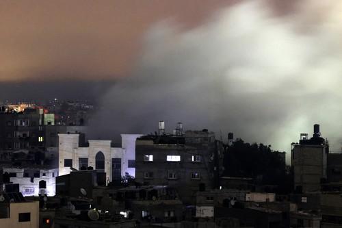 Bombardamente in orasul Rafah in seara zilei de 8 decembrie, Foto: Mahmud HAMS / AFP / Profimedia Images