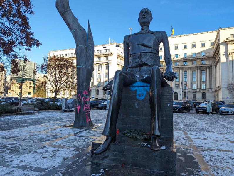 Statuia lui Iuliu Maniu, vandalizata, Foto: Hotnews / Victor Cozmei