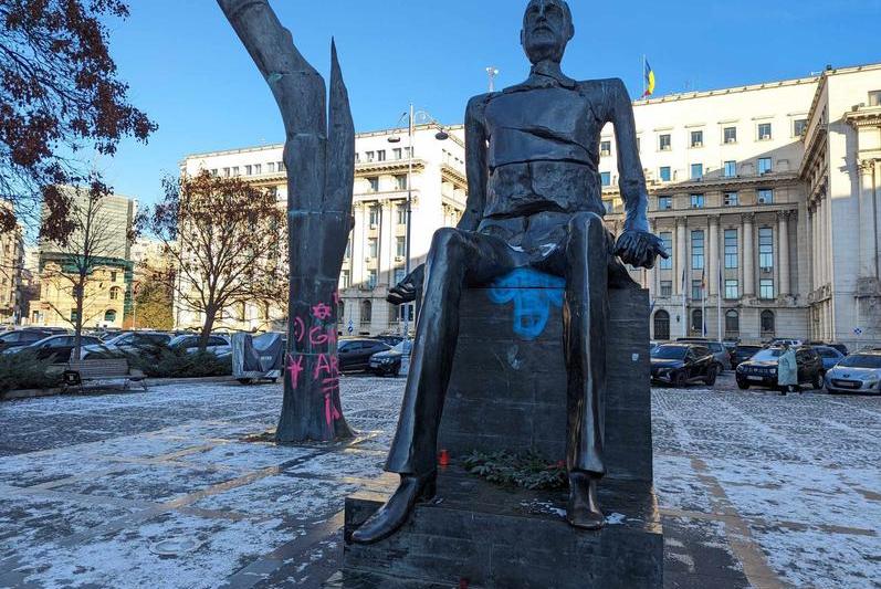 Statuia lui Iuliu Maniu, vandalizata, Foto: Hotnews / Victor Cozmei