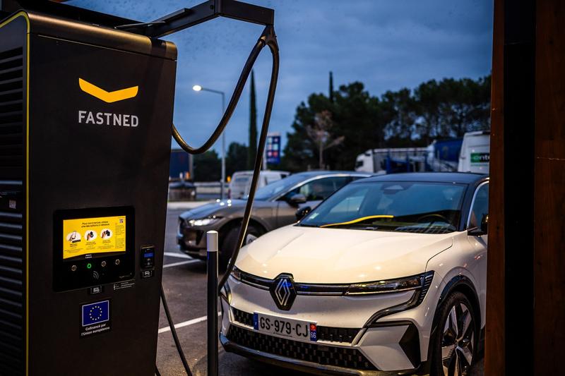 Renault Megane la statia de incarcare, Foto: Jc Milhet / AFP / Profimedia Images