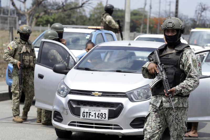 Armata patrulează pe străzi în Ecuador după ce președintele Daniel Noboa a declarat război grupărilor criminale, Foto: Cesar Munoz / AP / Profimedia