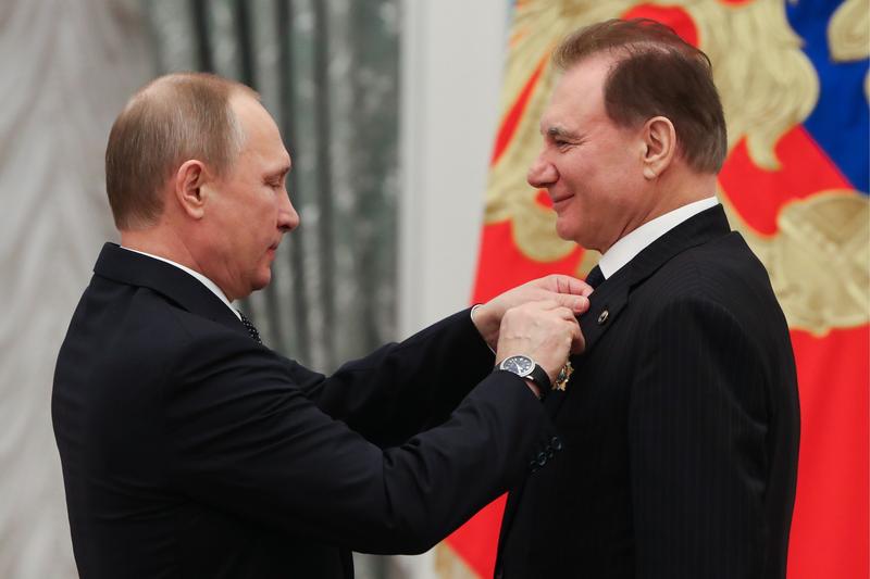 Vladimir Putin l-a decorat pe Khavinson cu „Ordinul Prieteniei” in 2017, Foto: Vyacheslav Prokofyev / TASS / Profimedia