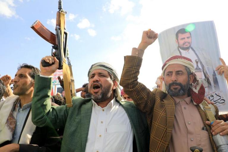 Rebeli houthi cu portretul lui ​Abdul Malik al-Houthi, Foto: MOHAMMED HUWAIS / AFP / Profimedia