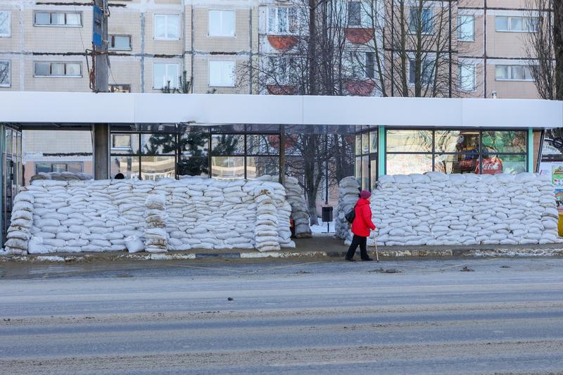 Măsuri de protecţie a populaţiei în orașul rus Belgorod: staţiile de autobuz au fost consolidate cu saci de nisip, Foto: Yevgeny Silantyev / TASS / Profimedia