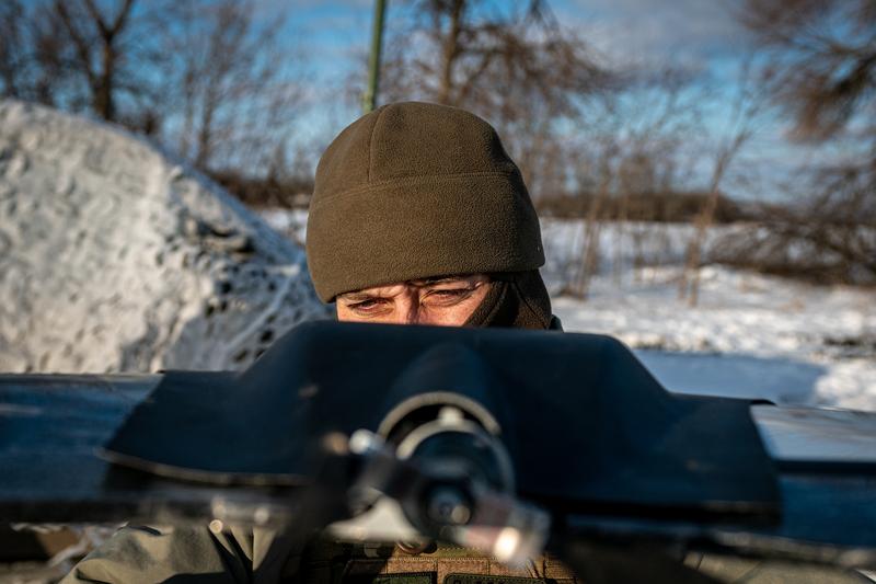 Soldat ucrainean pregătind o dronă cu rază lungă pe frontul din Bahmut, Foto: Ignacio Marin / AFP / Profimedia