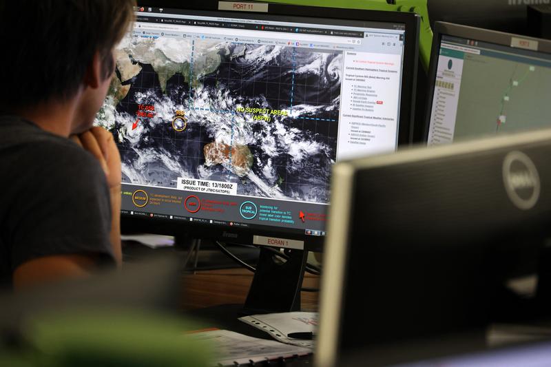 Specialist al Meteo France analizând ciclonul care se apropie de Insula Reunion, Foto: Richard BOUHET / AFP / Profimedia