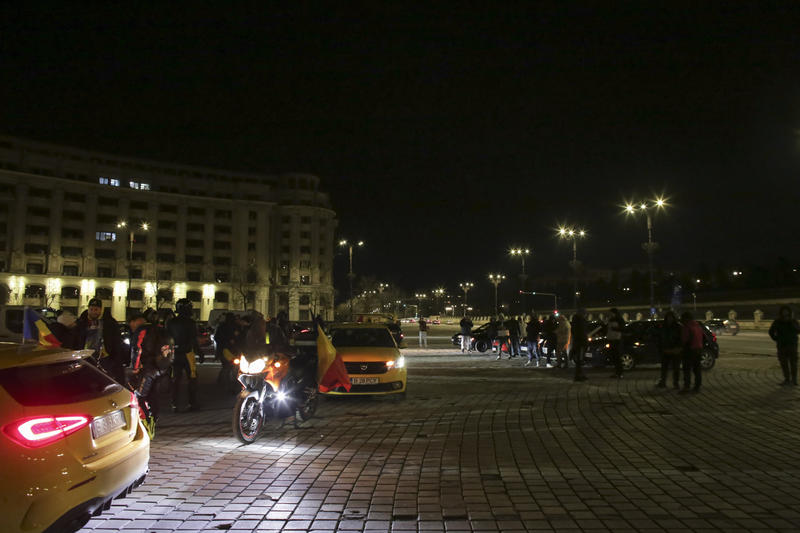 Câteva zeci de persoane au protestat în Piața Constituției pentru a sprijini transportatorii și fermierii aflați în a cincea zi de protest, în București, Foto: Inquam Photos / Malina Norocea