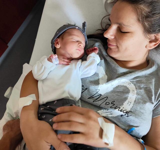 După cezariana de urgență, mămica a fost operată din nou. Cu toate acestea, a reușit să se recupereze repede și să își îngrijească fetița încă din maternitate. FOTO: Arhiva familiei, Foto: Hotnews