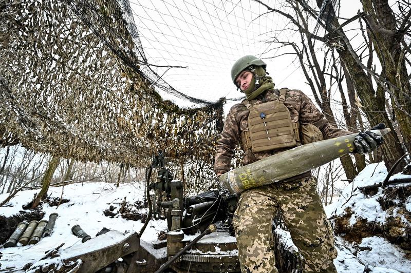 Soldat ucrainean pregătind încărcarea unui tun M777 pe frontul din Zaporojie, Foto: Smoliyenko Dmytro/Ukrinform/ABACA / Abaca Press / Profimedia