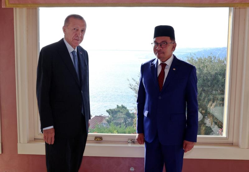 Premierul Anwar Ibrahim alaturi de presedintele turc Recep Erdogan, Foto: Murat Kula / AFP / Profimedia