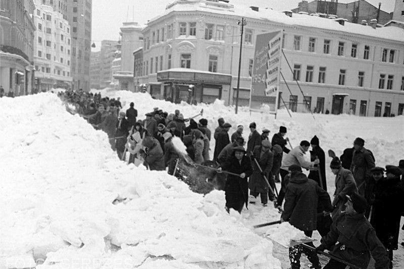 Deszapezire pe Calea Victoriei in iarna lui 1954, Foto: Agerpres