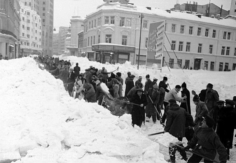 Deszapezire pe Calea Victoriei in iarna lui 1954, Foto: Agerpres