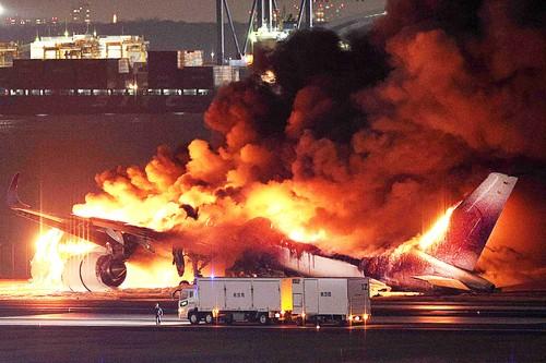 Avion cu aproape 400 de oameni, in flacari pe aeroportul din Tokyo, Foto: STR / AFP / Profimedia