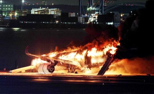 Avion in flăcări pe pista aeroportului Haneda din Tokyo, Foto: STR / AFP / Profimedia