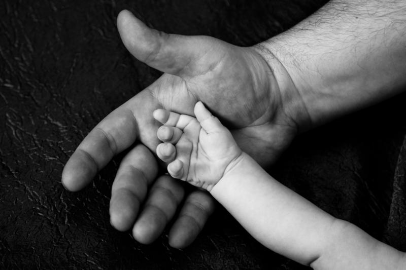 Mâna unui copul și al unui adult, Foto: DreamsTime
