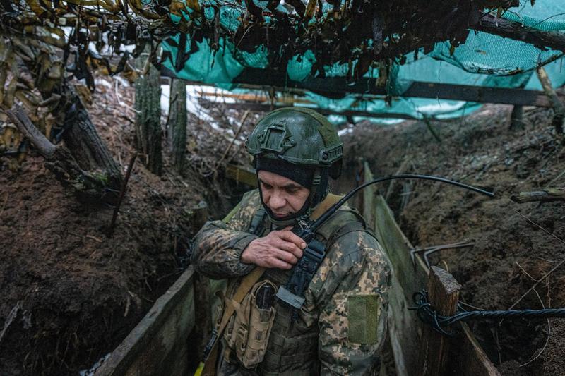 Soldat ucrainean într-o tranșee de pe frontul din zona Bahmut, Foto: AA/ABACA / Abaca Press / Profimedia