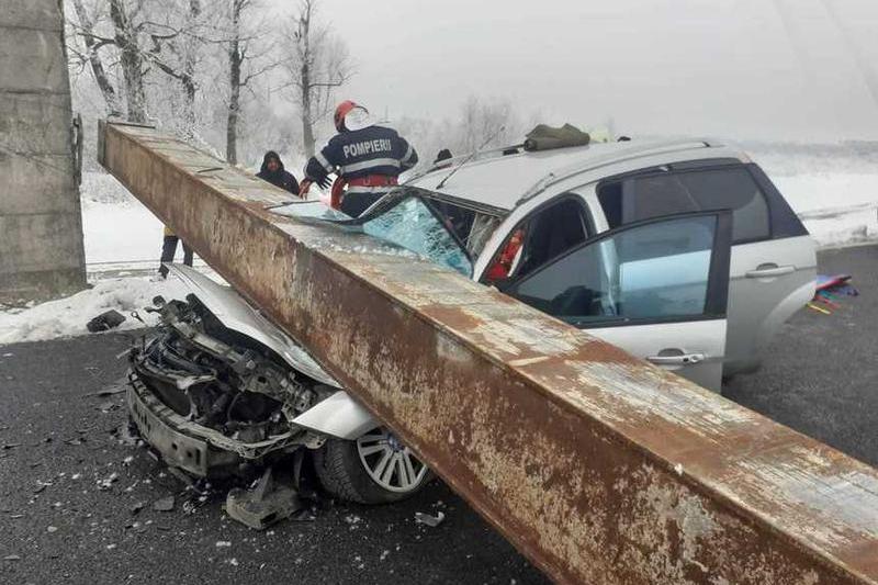 Limitator de viteza căzut peste o masina pe DN 6, Foto: ISU Olt