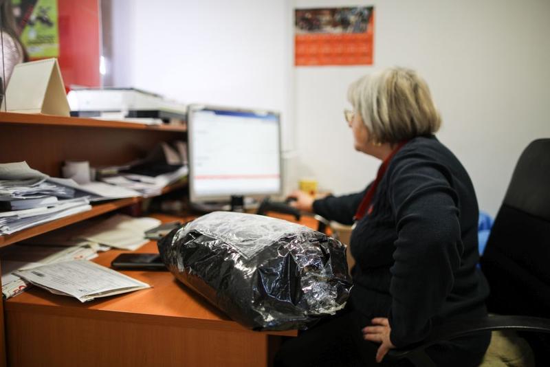 Angajat al Postei Romane, Foto: Inquam Photos / Alexandru Busca