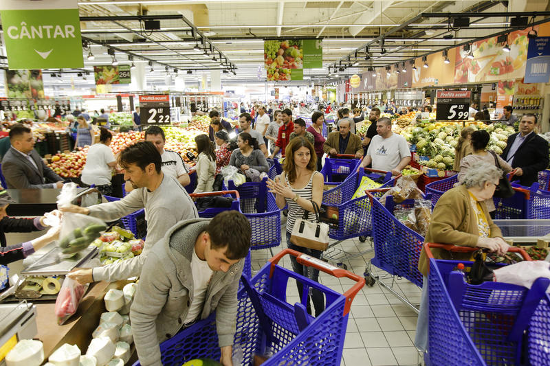 romani la cumparaturi in hypermarket Carrefour, Foto: INQUAM Photos / Octav Ganea