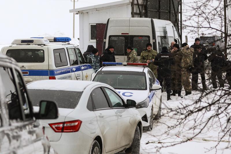 forte de ordine rusesti la locul prabusirii avionului militar care ar fi avut la bord prizonieri de razboi ucraineni, Foto: Pavel Kolyadin / TASS / Profimedia Images