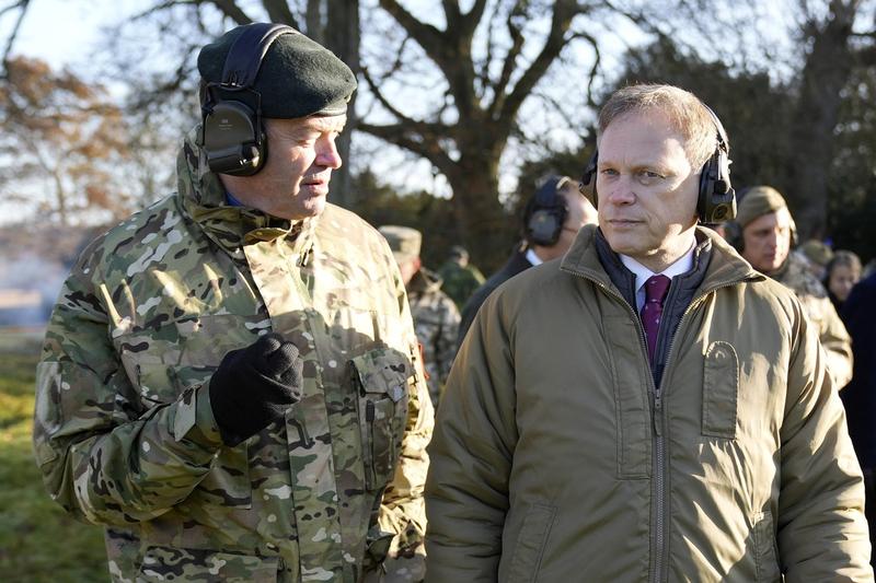 Șeful Statului Major General al Marii Britanii, generalul Patrick Sanders (stânga) discută cu ministrul britanic al apărării, Grant Shapps, Foto: Alastair Grant / AFP / Profimedia