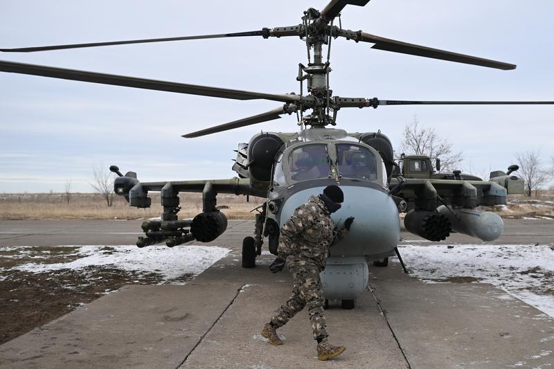 Elicopter rusesc de atac Ka-52 „Alligator” pregătit pentru a fi trimis în acțiune pe frontuld in Ucraina, Foto: Alexey Maishev / Sputnik / Profimedia