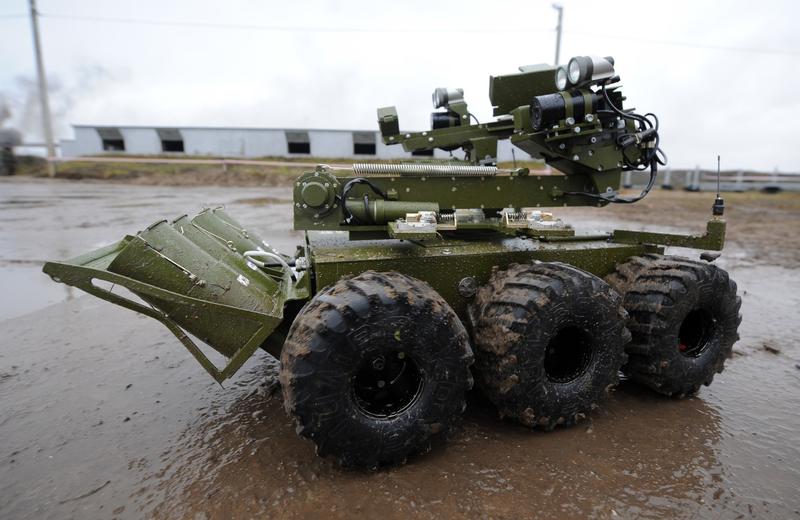 O dronă teleghidată, un roboțel folosit de militari pe front, Foto: Astapkovich Vladimir / TASS / Profimedia